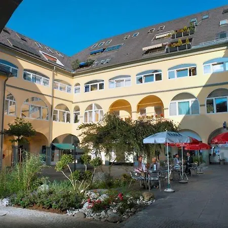 Goldener Brunnen 4*