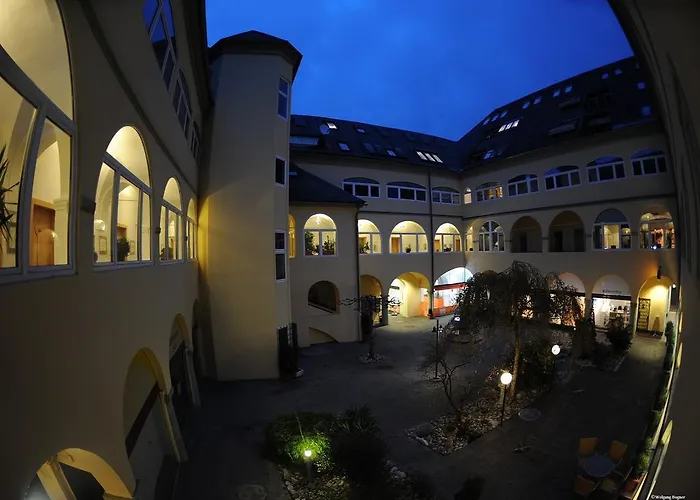 Goldener Brunnen Szálloda